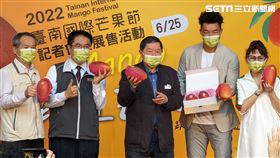 台南市長黃偉哲、遠東集團董事長徐旭東、遠東百貨總經理徐雪芳、職棒選手郭泓志出席「2022台南國際芒果節」台北記者會暨展售活動。（圖／記者戴玉翔攝影）