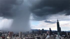 烏雲大洩洪！目睹「高空雨瀑」直炸台北　震撼1幕超壯觀　鄭明典臉書