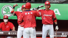 ▲味全龍三壘手劉基鴻連2場開轟。（圖／記者劉彥池攝影）