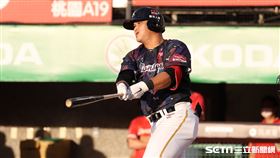▲樂天桃猿一壘手陳俊秀敲出安打。（圖／記者劉彥池攝影）