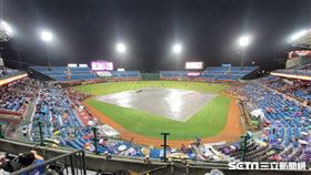 ▲樂天桃園棒球場拉起帆布。（圖／記者劉彥池攝影）