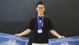 AIDA自由潛水世錦賽  台灣好手許越翔摘2銀台灣自由潛水好手許越翔在2022年AIDA自由潛水世界錦標賽的「動態雙蹼平潛」繳出240公尺，而「動態有蹼平潛」則以259公尺，雙雙拿下銀牌並改寫全國，此外他在靜態閉氣也以7分29秒寫下台灣新紀錄。（丁奕先提供）中央社記者龍柏安傳真  111年6月25日