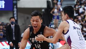 PLG總冠軍賽　富邦勇士林志傑持球進攻台灣職籃聯盟P. LEAGUE+台北富邦勇士隊25日在台北和平籃球館繼續迎戰新竹街口攻城獅隊，攻城獅宋宇軒（右）試圖阻擋勇士林志傑（左）進攻，雙方互不相讓，終場勇士以128比110奪勝，在總冠軍系列賽中率先以3比1聽牌。中央社記者趙世勳攝　111年6月25日