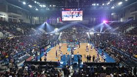 PLG總冠軍賽第4戰台北登場　球迷應援台灣職籃聯盟P. LEAGUE+（簡稱PLG）總冠軍系列賽第4戰25日在台北和平籃球館開打，賽前台北富邦勇士隊暫時以2比1領先，現場湧入許多球迷觀戰應援。中央社記者趙世勳攝　111年6月25日