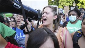 最高法院推翻墮胎憲法保障　全美各地湧現抗議 美聯社