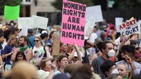 美國最高法院推翻1973年「羅訴韋德案」（圖／路透社／達志影像）