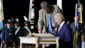 拜登飛抵德國，準備出席G7峰會，圖／美聯社／達志影像