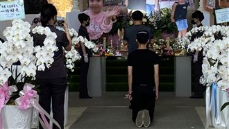 輪胎行告別式　大兒泣：來世再當我妻