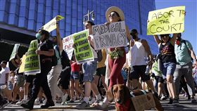 墮胎憲法保障遭推翻　美國各地民眾連續第2天示威，圖／美聯社／達志影像