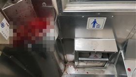 台鐵,自強號,廁所,血紅,液體（圖／翻攝自爆料公社二社）