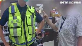 北市呂男酒後謊報西門町超商暗營線上博弈遭警方上銬保護管束。（圖／翻攝畫面）