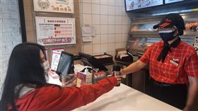 環保杯買飲料7/1折價至少5元（2）新北市環保局表示，7月1日起消費者自備環保杯至連鎖店買飲料，業者應提供至少5元價差優惠，並應在營業處所張貼明顯標示。（新北市環保局提供）中央社記者黃旭昇新北傳真  111年6月14日