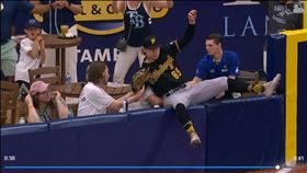 ▲史溫斯基（Jack Suwinski）跌進觀眾席沒收界外球。（圖／翻攝自MLB官網）