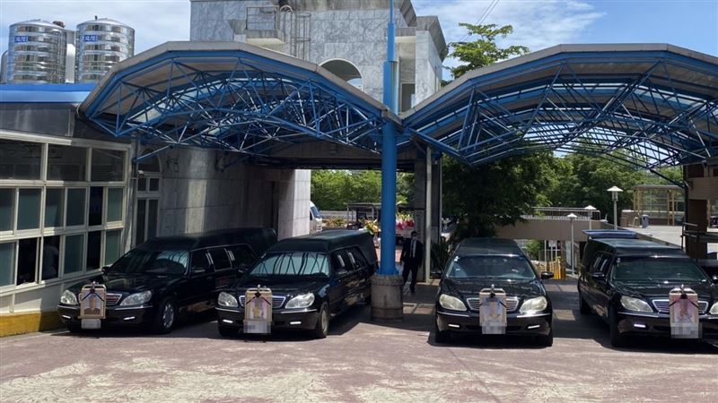 輪胎行8死告別式　4童來賓代上香