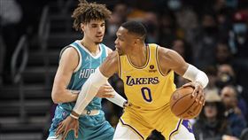 ▲鮑爾（Lamelo Ball）和威斯布魯克（Russell Westbrook）。（圖／美聯社／達志影像）