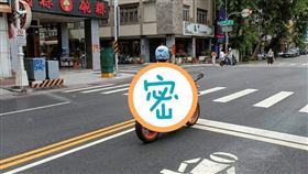  路邊捕獲「待轉區太子」　她見女騎士穿搭怒了：這樣很帥？