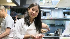 台裔朱如茵登小廚神  在餐館廚房內包餃子台裔女童朱如茵（前）榮登「小小頂級廚師美國版」第8季冠軍，25日在父母於於紐約市近郊哈茲戴爾經營的餐廳「天府之國」廚房內包餃子。中央社記者尹俊傑紐約攝  111年6月26日