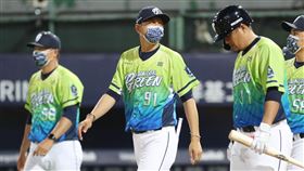 富邦悍將開季12戰10敗　史上第2快（1）中職味全龍隊23日例行賽事以9比0擊敗富邦悍將隊，讓悍將追平史上開季第2快10敗紀錄，賽後悍將總教練丘昌榮（左2）率選手到場中向球迷致意。中央社記者張新偉攝  111年4月23日