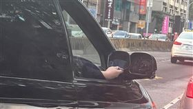 有網友看到最有用的副駕。（圖／翻攝自爆廢公社公開版 臉書）