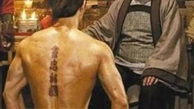 岳飛背上刺的是「盡忠報國」。（圖／翻攝自微博）