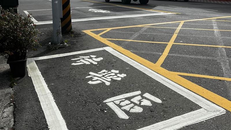 「停等區」設在這！他傻眼：怎騎進去