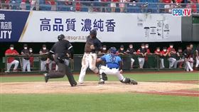味全龍吉力吉撈．鞏冠未全力跑壘，在本壘遭觸殺出局。（圖／翻攝自CPBL TV）