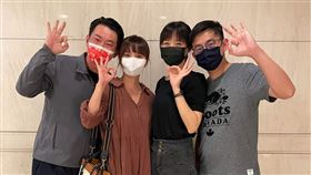 陳柏惟秀出與卓冠廷、洪慈庸夫妻合照，女友阿娟意外曝光。（圖／翻攝陳柏惟臉書）