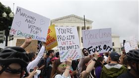 華府萬人遊行反對推翻羅訴韋德案大批挺選擇權民眾5月14日在美國最高法院外遊行，反對大法官推翻保障婦女墮胎權的1973年歷史性裁決「羅訴韋德案」。中央社記者徐薇婷華盛頓攝 111年6月12日