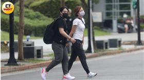 郭婞淳跟女性友人一同到台北市信義區逛街。（圖／本刊攝影組）