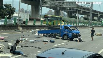 新／國1小貨車翻覆　2人被甩出車外