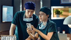 秦嵐、魏大勛主演的陸劇《關於唐醫生的一切》（圖／愛奇藝國際站提供）