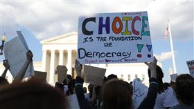 「選擇權是民主根基」民眾最高院前舉牌抗議挺墮胎權婦女25日在美國最高法院外高舉「選擇權是民主根基」示威牌。中央社記者徐薇婷華盛頓攝 111年6月26日