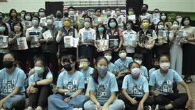 嘉義縣發表「家鄉100問」鄉土教材（1）嘉義縣「家鄉100問」鄉土教材一套18本，在6月編製完成，教育處27日在縣府中庭舉辦發表會，邀請負責編纂的教育人員等出席。中央社記者蔡智明攝  111年6月27日