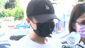 台中瑪莎案，宋姓男大生與母親到台中地院開庭。（圖／翻攝畫面）