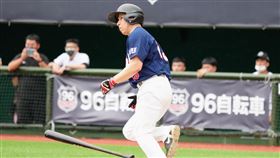 45歲的科技業老闆鄭承嘉測試賽上壘率百分之百還夯出2打點安打。(圖/中職提供)
