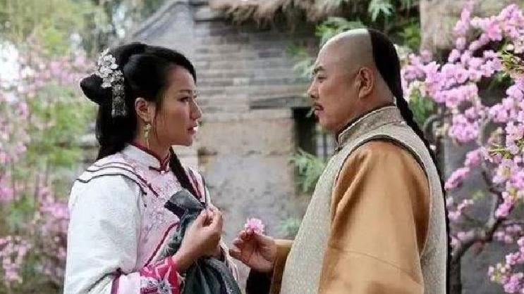 乾隆：庭院草深徑難尋！寡婦竟接這句