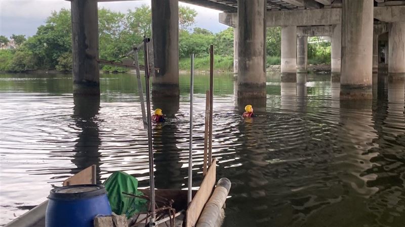 台南觀海橋男子落水！　消防下水搜救