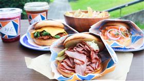 ▲左起波浪培根起司堡、中：魯本煙燻牛肉堡、右：煙燻鮭魚乳酪堡（圖／好丘提供）