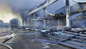 烏克蘭中部城市克勒曼楚（Kremenchuk）27日驚傳購物中心遭2枚俄軍飛彈擊中。（圖／美聯社／達志影像）