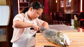 台裔十歲女孩小廚神莉亞初登場端出台式米粉讓「地獄廚神」驚呼「妳絕對懂得做台灣料理」。（圖／杰德影音提供）