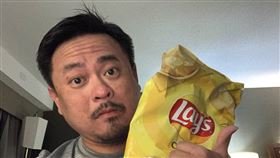 洪申翰訪美返台前確診，意外得到很多洋芋片跟可頌。(圖/翻攝自洪申翰 Sun-Han臉書)