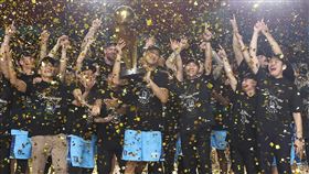 與現場球迷分享奪冠喜悅  林志傑：這一冠意義大富邦勇士2021年因疫情獲裁定提前封王，讓球星林志傑（前右4）感到有點可惜，而勇士27日在滿場球迷面前拋下彩帶，完成2連霸，林志傑開心地說，這座冠軍對他而言意義很大。 圖為27日冠軍戰拍攝，前右3為總教練許晉哲。中央社記者張新偉攝  111年6月28日