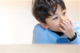 炎炎夏日「流鼻血」可能是很多人的生活日常，不過有醫師建議別使用冰敷，而是採取「熱敷」搭配口含冰塊小祕訣，如此顛覆民眾認知的做法真的有效嗎？