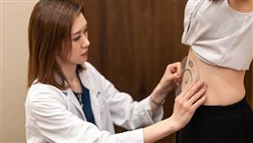 楊心怡醫師表示，要維持正常體脂率，除了飲食控制加上規律運動，還可請專業醫師評估，搭配體雕療程的協助。（芯漾皮膚科提供）