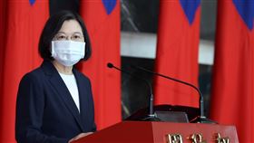 蔡英文總統訓勉國軍111年上半年陸海空軍晉任將官，並一一鞠躬致意。（記者邱榮吉/攝影）