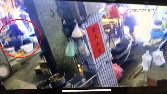 機車暴衝撞攤位壓傷5人！他肇逃被逮