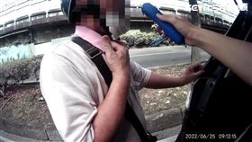 北市許男喝酒慶祝解除隔離，卻因酒後騎車遭保大警員送辦。（圖／翻攝畫面）