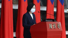 蔡英文總統訓勉國軍111年上半年陸海空軍晉任將官，並一一鞠躬致意。（記者邱榮吉/攝影）