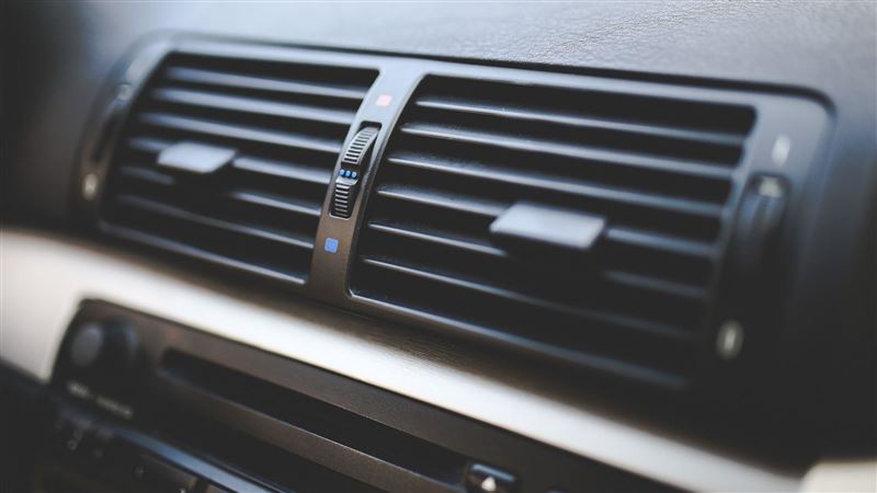 上車秒開冷氣錯？9成駕駛忘「這事」