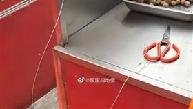 中國北戴河區店家裡的菜刀、剪刀都被酸上鐵絲管制。(圖/翻攝自微博)
